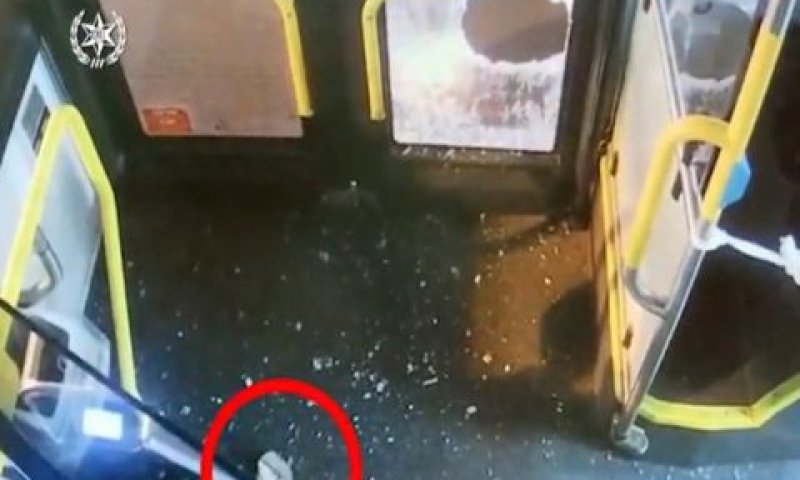 אבן שהושלכה לאוטובוס [צילום: דוברות המשטרה]