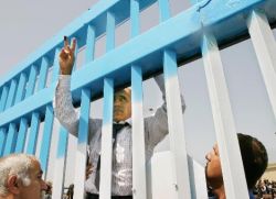 ואנונו מטפס על שערי הכלא [צילום: AP]