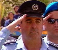 אהרונישקי, פושט מדים