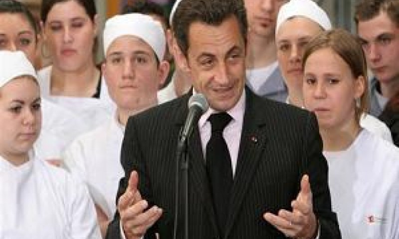 הפמליה נעלמה. סרקוזי מבקר ביום ה' בבית ספר לאחיות במזרח צרפת (צילום AP)