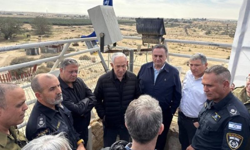 בנימין נתניהו, ישראל כ"ץ, איתמר בן-גביר, דוד זיני, מפכ"ל המשטרה בתצפית בקיבוץ רביבים