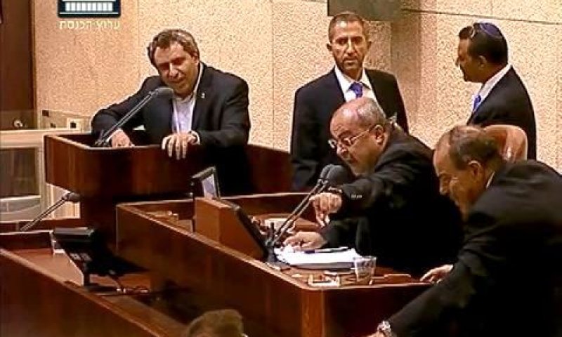 השר אלקין אחרי שירד מהדוכן [צילום: מן הטלוויזיה]