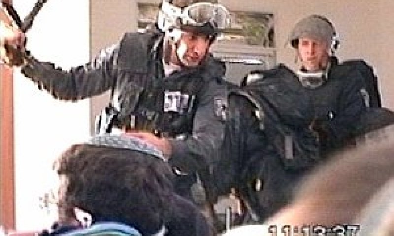 שוטר אלים מפנה מתנחלים בעמונה