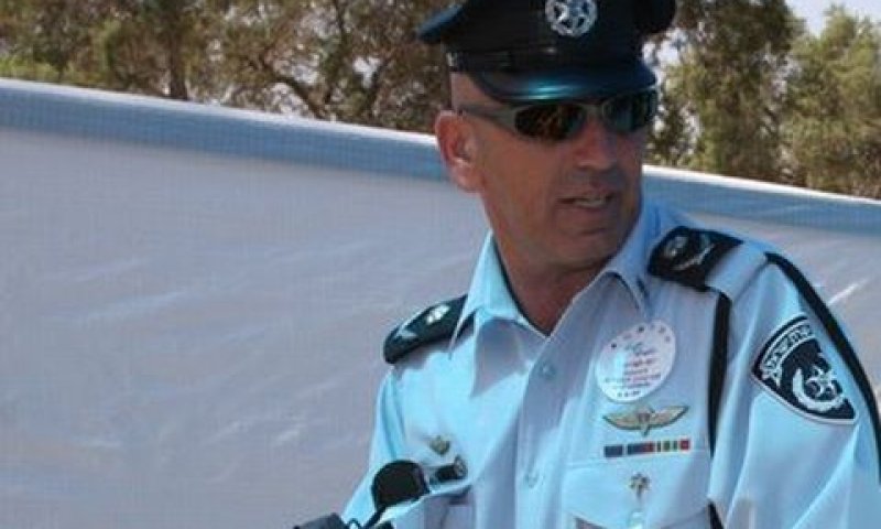 "סינדרום הקצינים הגברתניים המחזקים את ידיו צריכה להיפסק". ניצב בר-לב [צילום: בוצ&acute;צ&acute;ו]