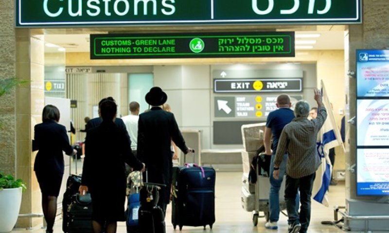 חזר ממלאווי לאחר שנדבק בזן החדש [צילום: משה שי, פלאש 90]