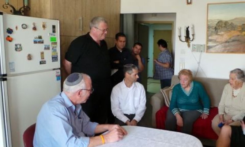 השר אריאל עם הדיירים [צילום: נתנאל אריאל]