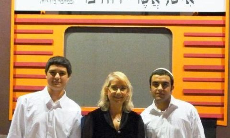 אליאור בביאן וקורן קאזס, וביניהם דלית שטאובר, מנכ"ל משרד החינוך [צילום: משרד החינוך]