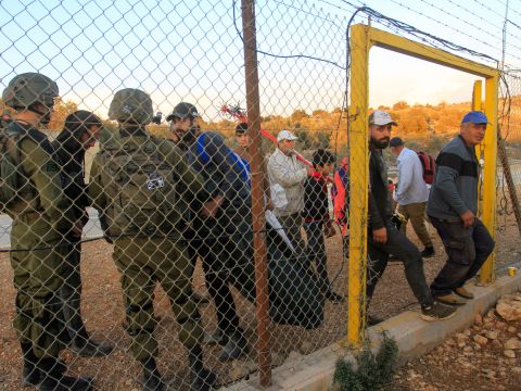 מעבר בגדר ליד סלפית [נאסר אישתייה, פלאש 90]