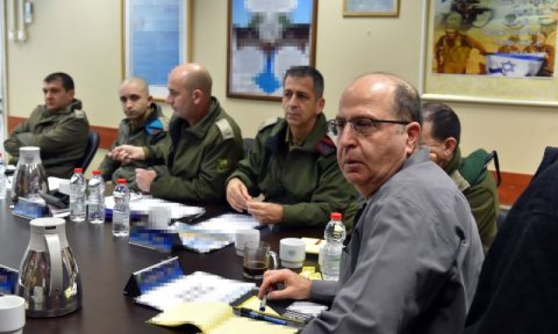 יעלון וקצינים במפקדת חטמ"ר 769 [צילום: אריאל חרמוני]