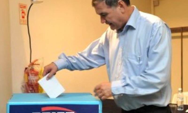 בליץ על הבוחרים. חיים רמון מצביע במועצת קדימה [צילום: יוסי זליגר]