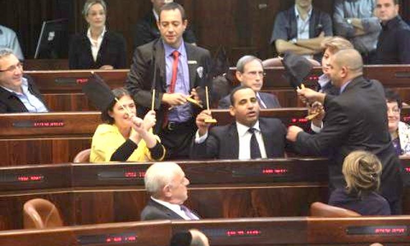 דגלים שחורים. גימיק של קדימה [פלאש 90]