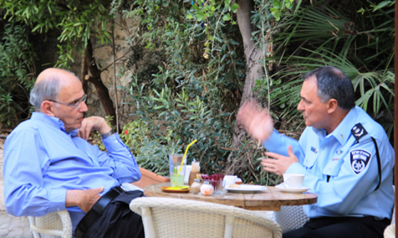 דנינו ולדור בבית הקפה [צילום: רן מלמד]