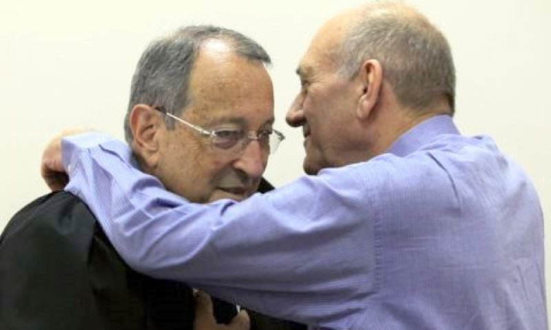 אהוד אולמרט עם עורך דינו אלי זהר [צילום: פלאש 90]