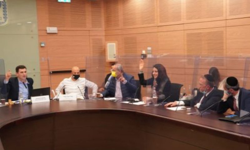 ההצבעה בוועדה [צילום: דוברות הכנסת &ndash; דני שם טוב]