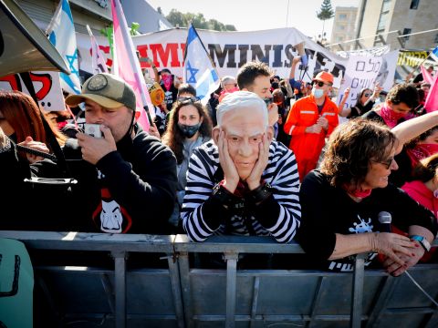 מפגינים נגד נתניהו מחוץ לבית המשפט [צילום: אוליביה פיטוסי, פלאש 90]