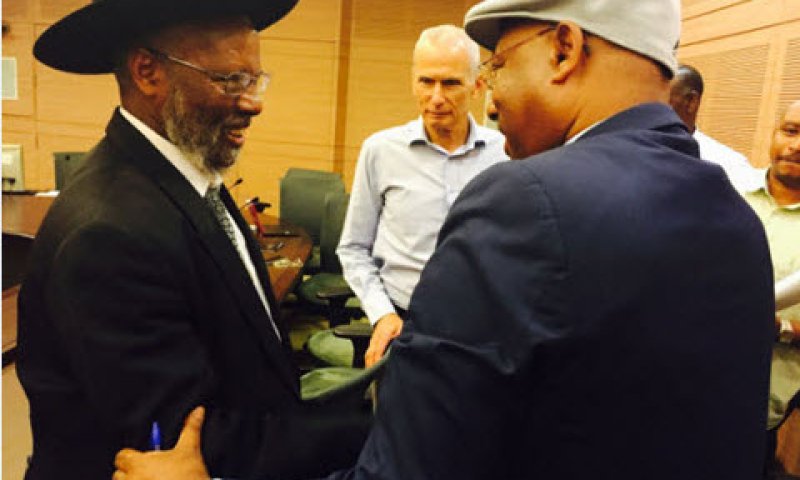 ח"כ נגוסה והרב הדנה מתחבקים. באמצע, ח"כ עומר בר לב [צילום: דוברות הכנסת]