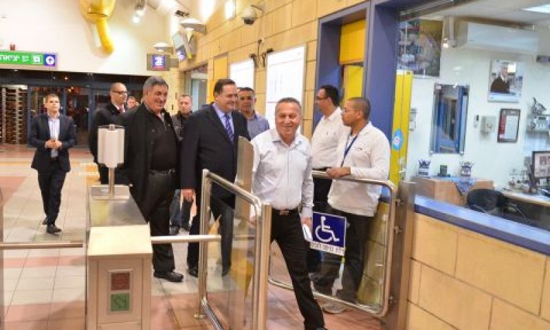 חתני השמחה בשערי הרכבת באשדוד [צילום: רומה אורן]
