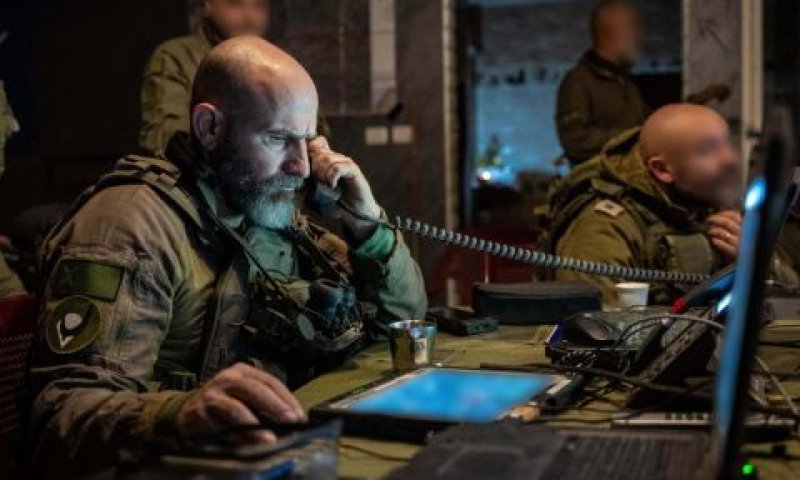 תא"ל גולדפוס עם לוחמים בח'אן יונס [צילום: דובר צה''ל]