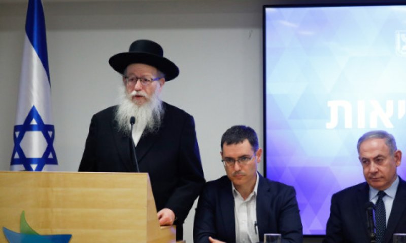 השר ליצמן במסיבת עיתונאים עם רה"מ ומנכ"ל משרדו [צילום: אוליביה פיטוסי/פלאש 90]