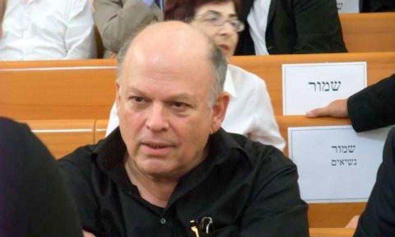 ביניש. עצם את עיניו
