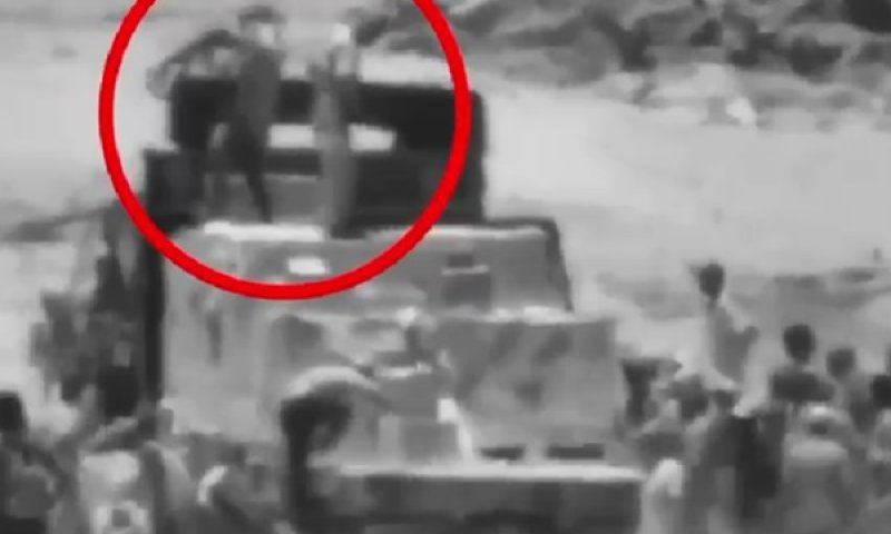 ביזה באיומי קלאצ'ניקוב. מתוך התיעוד שפרסם צה"ל [צילום: דובר צה"ל]