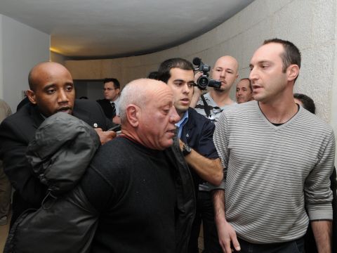מעצרו של התוקף [צילום: פלאש 90]