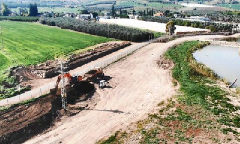 סוללת הגנה מהצפות [צילום: צילום רחפן: יוני דותן]