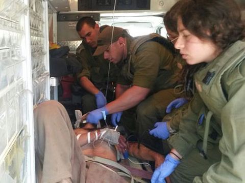 מעניקים טיפול רפואי לפצוע מחמאס [צילום: דובר צה"ל]