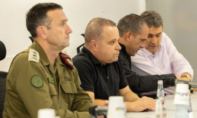 רא"ל הרצי הלוי עם ראשי רשויות בדרום [צילום: עיריית אשקלון]