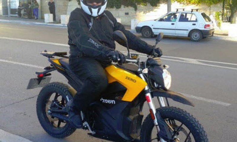 המדען הראשי, ד"ר שי סופר, במהלך הניסוי [צילום: משרד התחבורה]