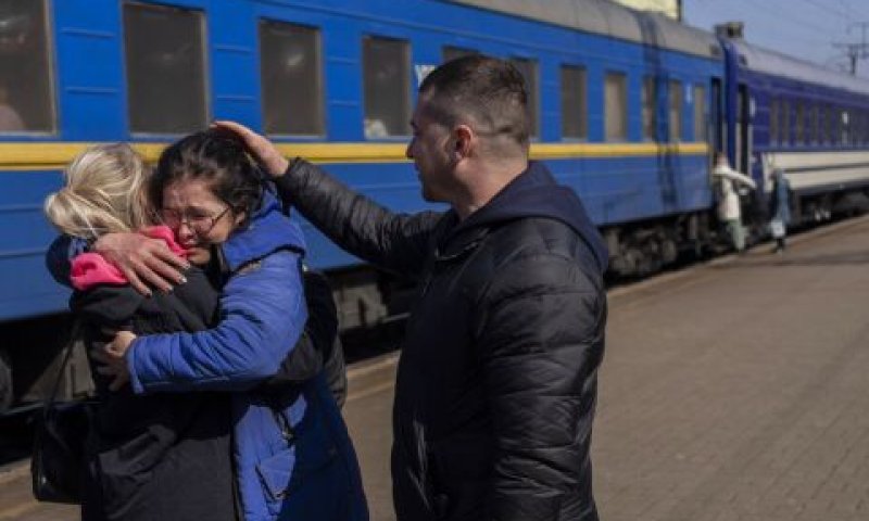 תושבת מריופול שנמלטה ללבוב מחבקת את אחותה [צילום: ברנט ארמנגה/AP]