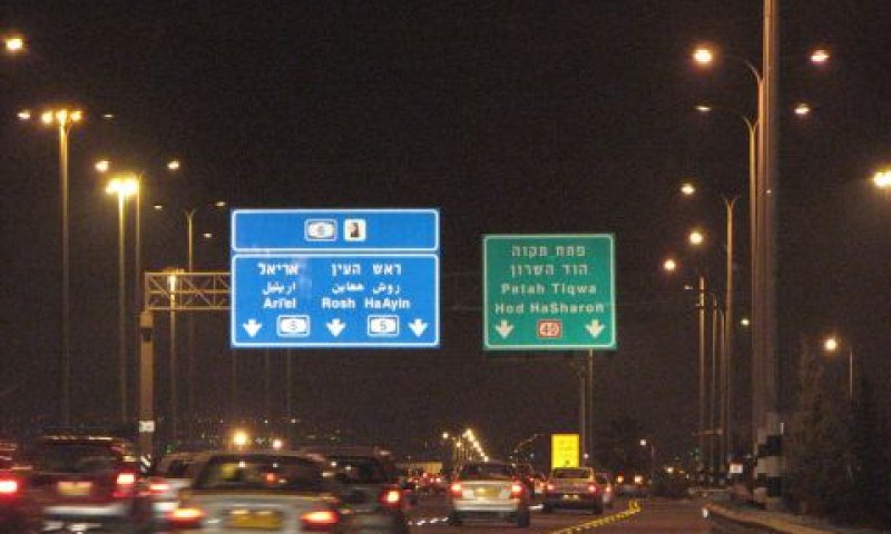 השמאלי הכחול הוא תמרור עם מחזיר אור מן הדור השלישי. הירוק הימני שייך לדור השני