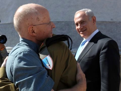 12:45 - חיבוק ראשון מאבא. גלעד בזרועות אביו [צילום: לע"מ]