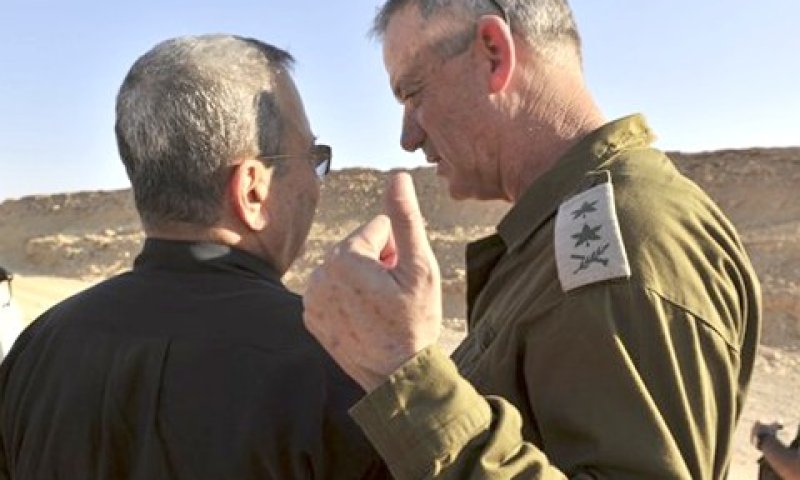 הרמטכ"ל גנץ ושר הביטחון בזירת הפיגוע [צילום: AP]