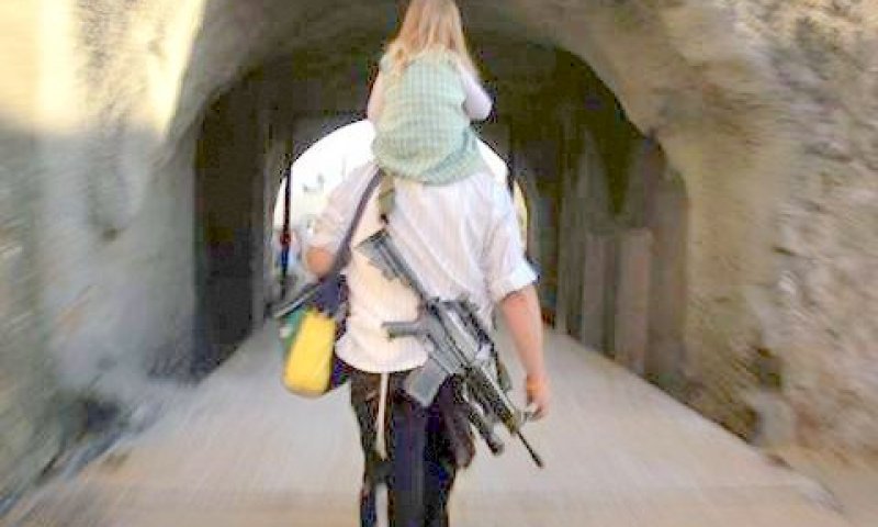 הליכה בסמטאות חברון [צילום: AP]