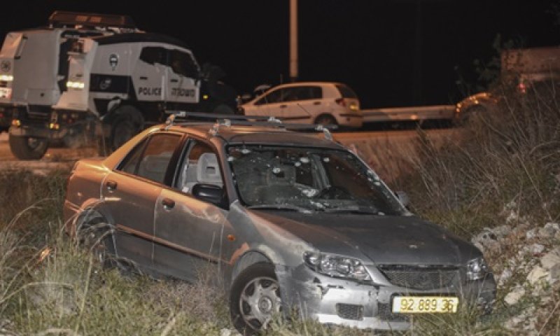 רכבם של בני הזוג ניר לאחר הפיגוע [צילום: גילי יערי, פלאש 90]