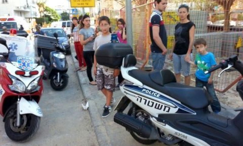סקרנים מחוץ לזירת הרצח [צילום: יהודה רחמים/חדשות 24]