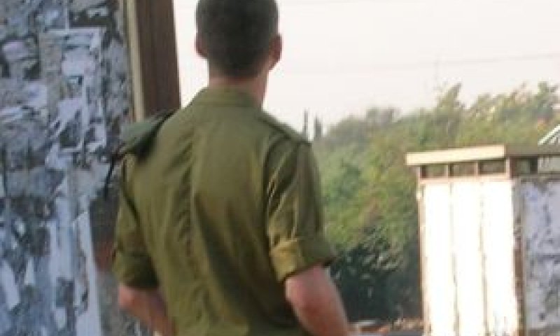 חייל בטרמפיאדה. יש גישה [עומר שיקלר]