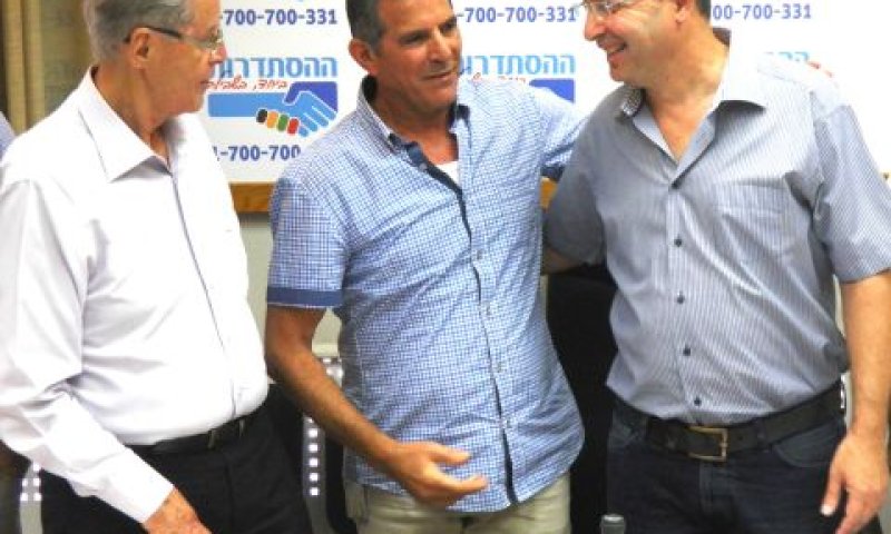 אבי ניסנקורן, פנחס עידן, יעקב גנות במעמד החתימה על ההסכם [צילום: דוברות ההסתדרות]