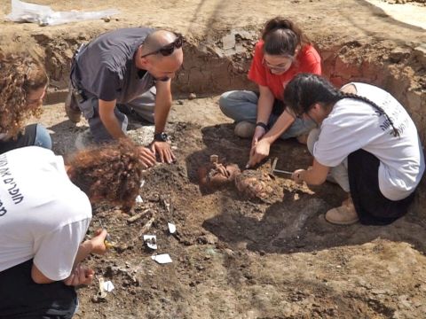 תלמידי המגמה ללימודי ארץ ישראל וארכיאולוגיה במהלך העבודות ביהוד [צילום: EYECON הפקות, באדיבות רשות העתיקות]
