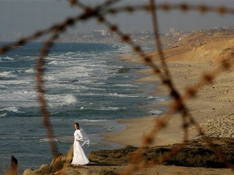 הדס מצטלמת בחוף נווה דקלים [AP]