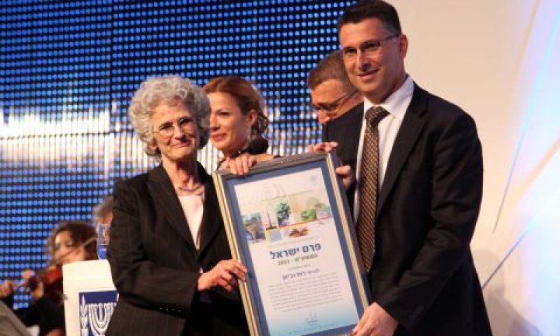 שר החינוך מעניק את פרס ישראל לפרופ' גביזון [צילום: ששון תירם]
