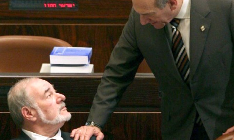 100,000 שקלים במזומן. הירשזון ואולמרט [פלאש 90]
