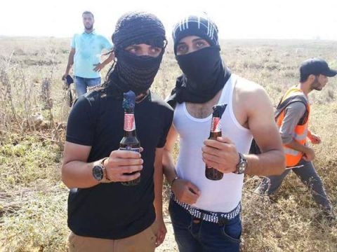 אחמד אל הרבאווי (משמאל), אחד ההרוגים בתקרית, דקות לפני שנהרג