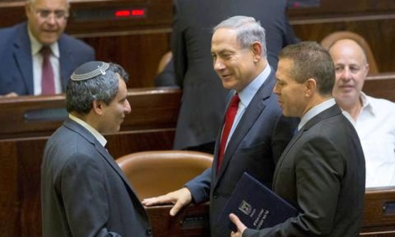 נתניהו עם השרים ארדן ואלקין [צילום: יונתן סינדל/פלאש 90]