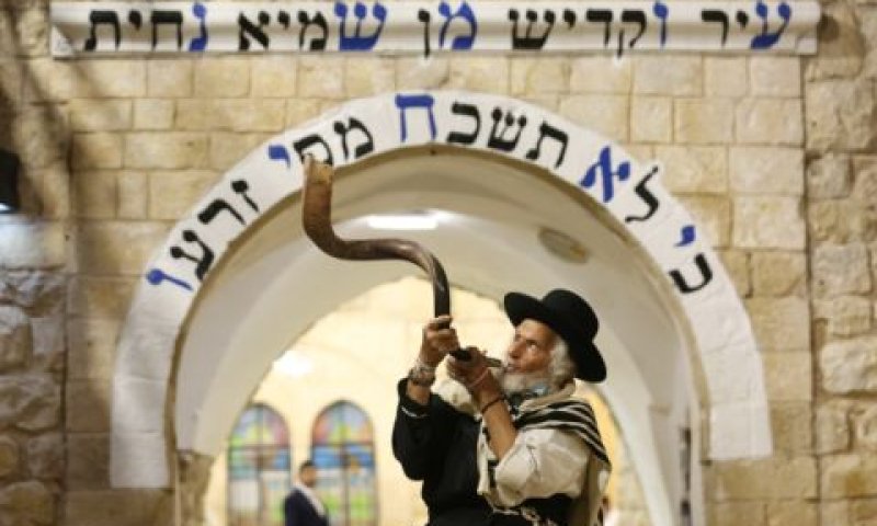 תקיעת שופר במירון [צילום: דוד כהן/פלאש 90]