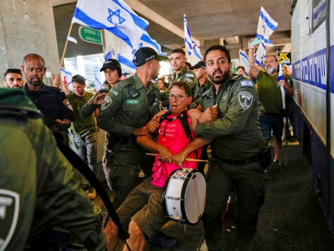 מעצר אחד המפגינים בנתב"ג [צילום: אוהד צוויגנברג, AP]