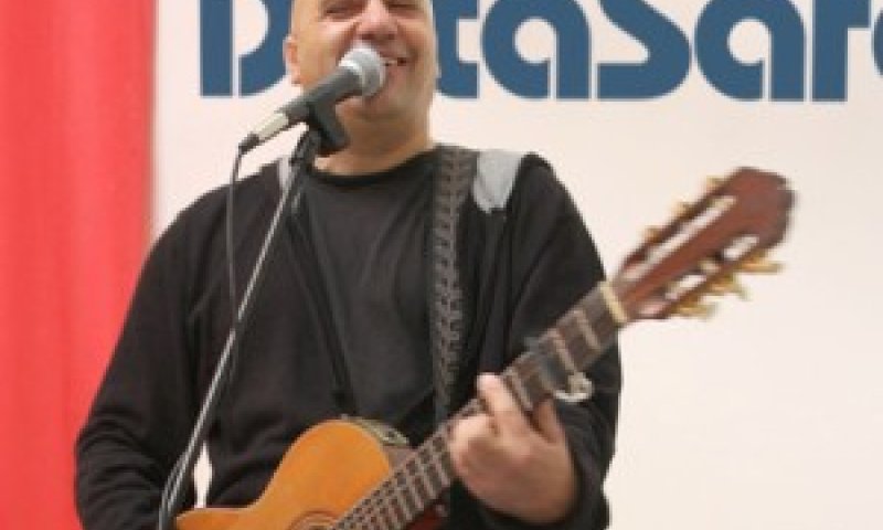דני רובס. יופיע באירוע