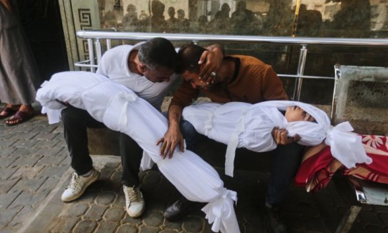 גופות ילדים אתמול בעזה [צילום: יוסוף זנון/AP]
