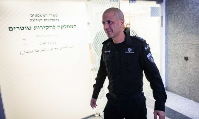 יעקובי עם סיום חקירתו. 13 שעות [צילום: חיים גולדברג, פלאש 90]
